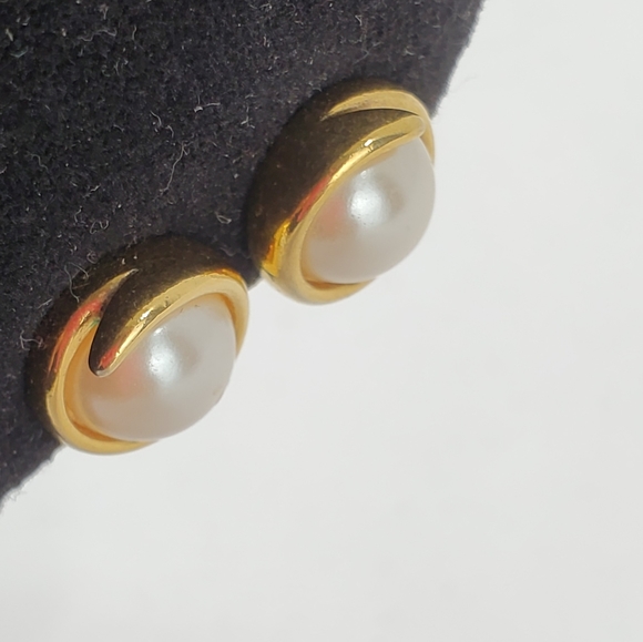 Vintage Gold Tone Faux Pearl Monet Clip Earrings - Picture 4 of 9